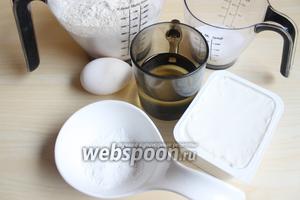 Итак подготовим такие продукты: муку, творог, сахар, яйца -1 в тесто и желток второго для помазки, маковую начинку, воду и растительное масло.