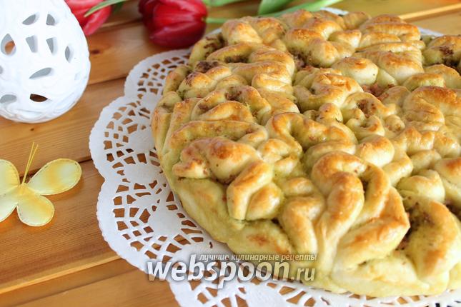 Фото Пирог с соусом песто и колбасой