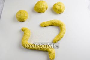 Остальное тесто разделить на 5 частей. Каждую часть скатать в жгут потоньше — это будут веточки.