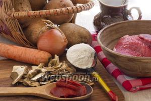Подготовить основные продукты — картофель, мясо, грибы, лук, сметану, томат-пасту, ржаную муку, морковь.