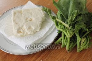 Для начинки понадобятся солёный сыр (у меня брынза) и шпинат. Сыр заранее положить на бумажную салфетку , чтобы ушла лишняя влага.