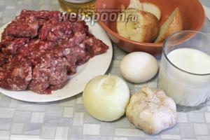 Для приготовления колбасок взять домашний фарш, яйца, белые сухари, лук, молоко, чеснок, соль, масло для жарки, соль, перец.