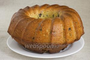 Выпекать 50-60 минут при 180ºC. Вынуть из духовки и из формы. Остудить. Пока кекс остывает приготовить глазурь.