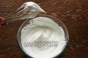 Белки взбить с щепоткой соли до пены, добавить оставшейся сахар и взбить до состояния «птичий клюв» (правда похоже?).