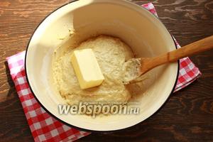 Вмешать масло (размягчённое). И постепенно подсыпать муку, до того момента, пока тесто не перестанет липнуть к рукам и посуде.
У меня ушло ровно 700 г муки.