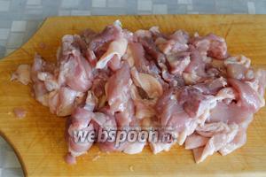 Куриное мясо можно слегка порезать поперёк волокон (чтобы они стали короче). Можно брать любые части курицы или курицу целиком, варить с костями, а потом их вынуть.