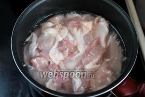 В сотейник налить воды, чтобы покрыла мясо. Довести до кипения, кипятить без крышки 10-15 минут, вылить бульон, мясо и кастрюлю промыть (для магазинных кур).