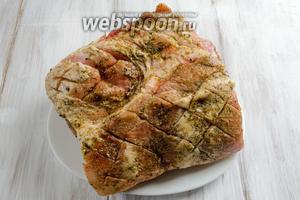 Натереть мясо пряно-масляной смесью.