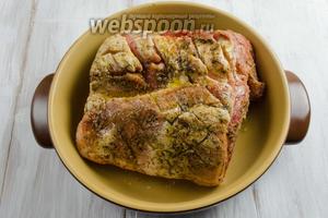 Подготовленное мясо выложить в глубокую сковороду. Ещё раз смазать 1 ст. л. оливкового масла. Сделать высокие борта из фольги так, чтобы мясо сверху оставалось открытым. Поставить мясо в очень горячую духовку. Запекать в течение 20-30 минут при температуре 240°C, затем снизить температуру до 170°C и продолжить запекать ещё 2 часа.