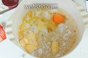 Затем сразу же целые яйца, нарезанное на куски сливочное масло комнатной температуры и соль. Когда ингредиенты попадают в опару, то она сразу реагирует и взаимодействует. Так интересно за этим наблюдать.