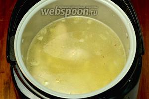 Вливаем в чашу мультиварки с зарумяненным луком воду, кладём картофель и куриные ножки, солим, перчим и готовим на Мультиповаре при температуре 120 ºC в течение 30 минут. Если торопиться некуда, можно включить режим «Суп» на 1 час.