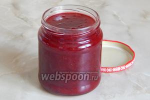 Из такого количества продуктов (1 кг ягод на 500 граммов сахара) у меня получилось ровно (ну или примерно ровно — не могла же я не дегустировать) 1,1 л джема. Если будете готовить впрок, разливайте ещё горячий джем в стерилизованные баночки. Пока брусничный джем горячий, он по густоте получается как добротное варенье (то есть не жидкое).
