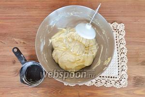 Масло растереть с сахаром. Добавить яйца, молоко, перемешать и постепенно добавлять муку с разрыхлителем.
