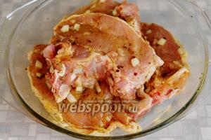 Хорошо натереть смесью пряностей и рассола мясо со всех сторон, перемешать и поставить в холодильник часов на 6-8. Или на полчаса-час оставить в тепле.