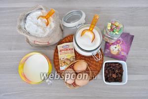 Для кулича потребуются дрожжи хлебопекарные сухие, быстродействующие, те которые добавляют сразу в муку. Муки может потребоваться немного больше и оставьте одну ложку муки для того, чтобы обвалять изюм. Ещё потребуется: молоко, масло, изюм , цукаты и ванилин. Яйца по рецепту было 2 штуки, но я взяла 3 (2 яйца и один желток, белок на глазурь).