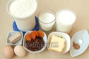 Для приготовления куличей нам понадобится кислое молоко, мука, сахар, свежие дрожжи, сливочное масло, яйца, ванилин, корица, изюм и курага (4-5 штук).