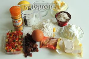 Подготовим ингредиенты: муку, яйца, свежие дрожжи, творог, молоко, масло сливочное комнатной температуры, цукаты и изюм, рaзрыхлитель, куркуму, солод, лимон, сахар и сахарную пудру.