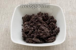 Запаренный мак откинуть на сито с салфеткой, отделить воду. Мак измельчить в кофемолке или растереть в ступке вместе с 1 ч. л. сахара.
