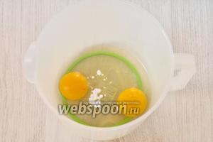 Чтобы приготовить тесто берём глубокую ёмкость и вбиваем в неё 2 куриных яйца. Кладём соду и ванилин.
