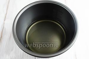 Налить в чашу мультиварки (у меня мультиварка Panasonic) подсолнечное масло. Закрыть крышку. Включить режим приготовления «Выпечка» на 10 минут.