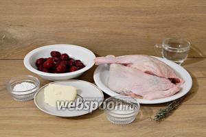 Для приготовления утки с вишней возьмём утиные ножки, вишню замороженную, тимьян, масло сливочное, воду, крахмал, сахар, соль, перец.