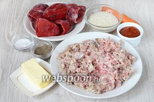 Для того чтобы приготовить начинённый перец фаршем, рисом и морковью вам понадобится томатная паста, соль, болгарский перец, перец ёерный молотый, сливочное масло, рис, морковь и фарш свиной.