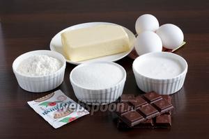 Для приготовления кекса возьмём сливочное масло, сахар, муку, яйца, шоколад белый и чёрный, ванилин, разрыхлитель, сливки.