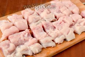 Заранее приготовленное филе толстолобика нарезаем кусочками, не удаляя кожу.