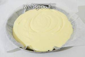 Форму для выпечки выстилаем пергаментом и выливаем в него тесто. Саму форму оборачиваем ещё в три слоя фольги. Я использовала чугунную сковороду и мне фольга не понадобилась.
