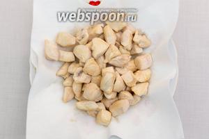 Куриное филе нарезать небольшими кубиками и обжарить на большом огне, постоянно помешивая, 2-3 минуты.
Выкладываем филе на бумажное полотенце, чтобы стекло лишнее масло.