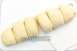 Тесто обминаем, делим на 6 равных частей.