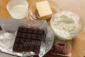 Для булочек понадобятся мука, масло, соль, сода, разрыхлитель, молоко и чёрный шоколад для начинки.