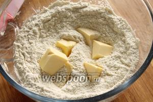 Сливочное масло (холодное, из холодильника) порубить кусочками. Перетереть масло с мукой в крошку.