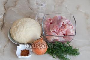 Готовить пельмени с курицей мы будем из таких продуктов: пельменное тесто на сметане , куриное филе, лук репчатый, укроп свежий, соль, приправа для курицы.