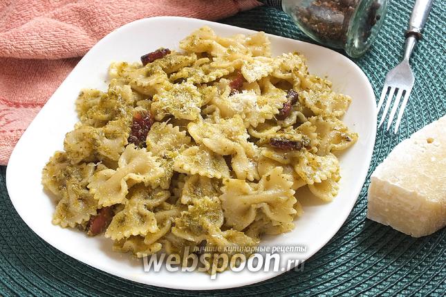 Фото Фарфалле с соусом песто и беконом