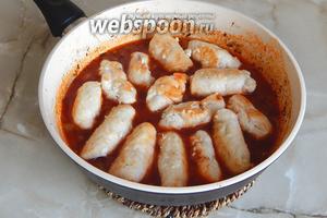 Немного прокипятим сок с луком и выкладываем туда куриные крученики. Под крышкой проготовим минут пять при медленном тушении.