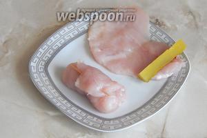 Кладём кусочек огурца на край отбитого куриного филе и сворачиваем рулетик. Закалываем рулетик зубочисткой, чтобы в процессе обжаривания он не развернулся. Таким образом поступаем с остальным мясом и огурцами.