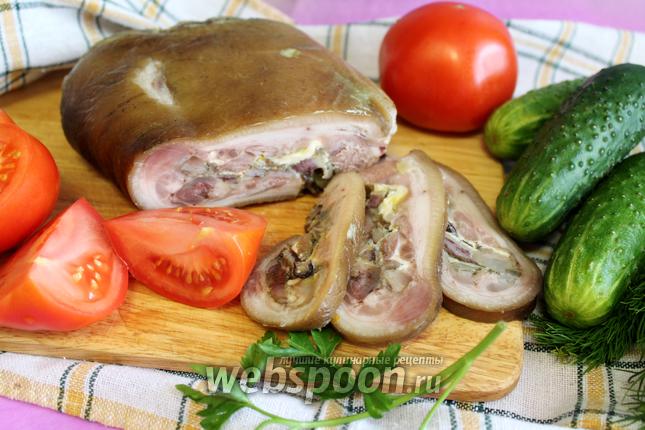 Фото Рулет из свиной рульки с грибами