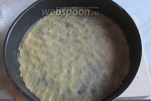Далее наступает самый кропотливый период, распределить тесто по всей форме, предварительно присыпав её мукой, тесто тонкое, поэтому потребуется терпение. Поместить корж в разогретую духовку до 180°C до подрумянивания, это от 3 до 5 минут.