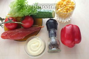 Подготовьте необходимые ингредиенты: копчёную куриную грудку, помидоры, огурцы, сладкий перец, кукурузу консервированную, майонез, перец чёрный и салатные листья (у меня салат фриллис). По вкусу добавьте соль, я не использовала, мне хватило соли куриной грудки и майонеза.