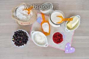 Подготовим продукты, масло надо брать замороженное, сахар, крахмал, ягоды замороженные, мука, крахмал, сахарная пудра, орешки.