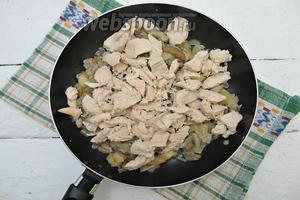 В конце добавляем филе. Вводим соль и перец чёрный молотый по вкусу. Обжариваем минуты 3-5. Начинка готова.
