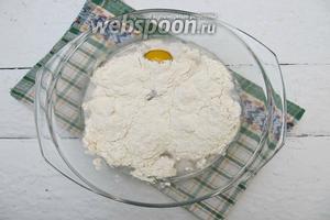 Добавляем к дрожжам яйцо, соль, масло подсолнечное. По чуть-чуть вводим муку и замешиваем тесто.