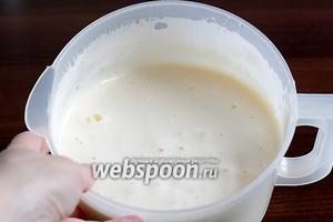 Яйца взбить с сахаром до пышной и белой массы. Масса должна стать плотной и на поверхности должны оставаться следы от венчика.