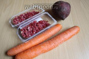 Вот такие продукты нам понадобятся. Я взяла среднего размера свёклу и 2 моркови. А так же 2 зубчика чеснока и бекон, у меня он уже порезаный.
