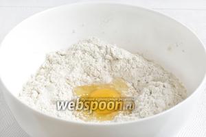 Масло порубить с мукой и быстро перетереть руками в крошку, чтобы оно не успело нагреться. Добавить яйцо и холодное молоко, замесить тесто. Возможно придётся немного подсыпать муки при замесе. Стараться долго не месить тесто, чтобы оно не стало затянутым и твёрдым.