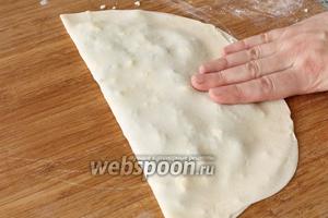 Заворачиваем и слегка похлопываем по поверхности лепёшек, чтобы вышел лишний воздух (иначе лепёшки во время обжарки будут сильно вздуваться.