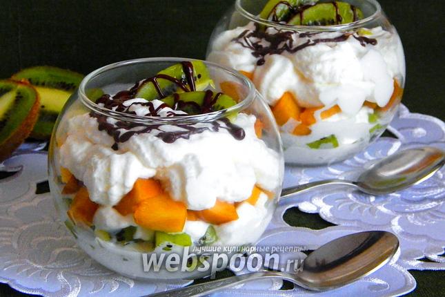 Фото Сливочный десерт с киви и персиками