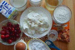 Для приготовления пирога нам понадобится: вишня, творог, сахар, масло растительное, молоко, вода холодная, мука, крахмал, разрыхлитель, соль, желток 1 яйца и сливки.