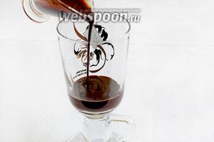 Шоколадный соус подогреть или сварить свежий шоколад. Он оказался очень сладким, я бы уменьшила его количество. Но по рецепту его нужно взять 50 мл. Аккуратно налить в высокий бокал.